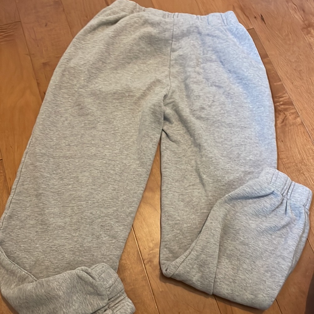 Brandy Melville, gray sweatpants with front pockets - Picture 3 of 3